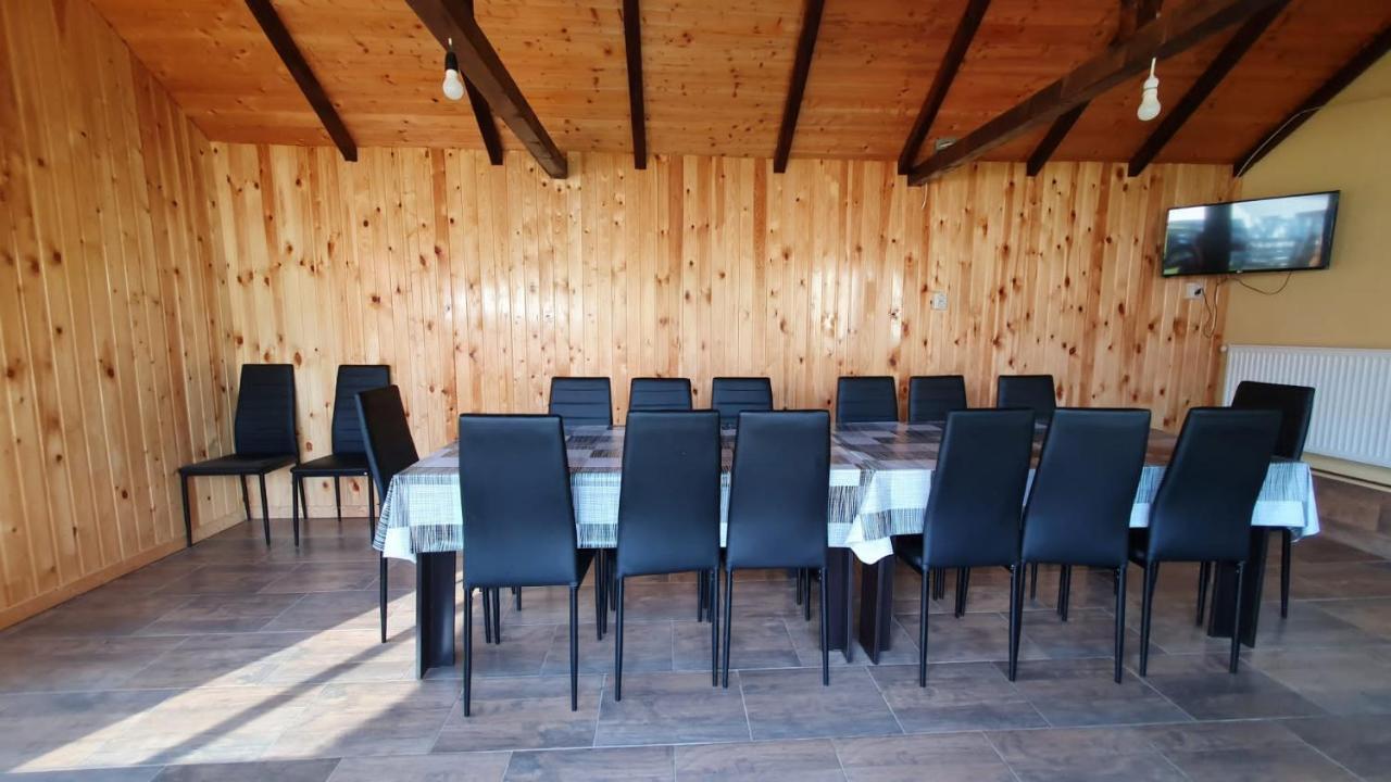 Popasul Galesean Hotel Galesu Eksteriør billede